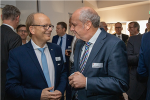 André Kuper und Heinz-Josef Kessmann in einer Gesprächssituation auf dem Parlamentarischen Abend der Caritas in NRW am 19.09.2019 in Düsseldorf