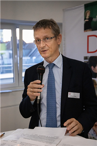 Frank Joh. Hensel steht beim Parlamentarischen Abend der Caritas in NRW am 19.09.2019 in Düsseldorf an einem Stehtisch mit einem Mirkofon in der Hand und hält seine Rede