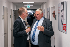Minister Karl-Josef Laumann und Klaus Goedereis in einer Gesprächssituation auf dem Parlamentarischen Abend der Caritas in NRW am 19.09.2019 in Düsseldorf