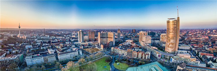 Eine Aufnahme der Innenstadt der Stadt Essen in einer Panorama-Ansicht