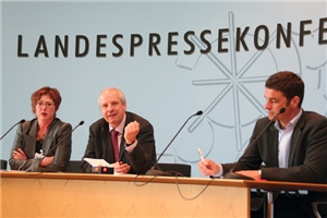 Michaela Hofmann und Diözesan-Caritasdirektor Heinz-Josef Kessemann sitzen auf dem Podium der LPK und stellen die Tafel-Studie vor. Neben den Beiden sitzt ein Mann.