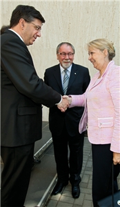 LAG-Vorsitzender Andreas Meiwes schüttelt zur Begrüßung NRW-Ministerpräsidentin Hannelore Kraft (SPD) die Hand