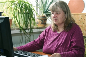 Angelika Wiedenau (Fachbereichsleiterin Niedrigschwellige Hilfen und Gefährdetenhilfe beim SkF Köln) sitzt an ihrem Arbeitsplatz vor dem Computer