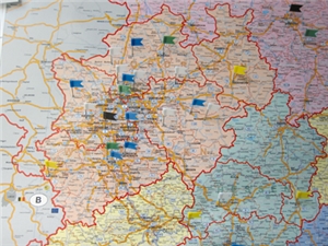 Eine Landkarte von Deutschland und Nachbarländern bei der mit bunten Fähnchen die Standorte markiert wurden, an denen youncaritas aktiv ist. Der Fokus des Bildes liegt auf Nordrhein-Westfalen.