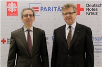 Der ehemalige LAG-Vorsitzende Hermann Zaum (Paritätische NRW) und sein Nachfolger Ludger Jutkeit (DRK Landesverband Westfalen-Lippe) vor einem LAG-Roll-Up