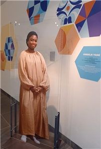 Lebensgroße Fotografie einer Muslimin in einer Ausstellung des Religio-Museums.