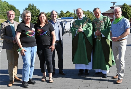 Gruppenfoto der Verantwortlichen vor dem Stadtgottesdienst in Oberhausen 2022.