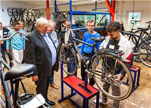 Minister Laumann in Fahrradwerkstatt