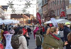 Menschen flanieren durch die Innenstadt von Oberhausen-Osterfeld über den Adventmarkt.