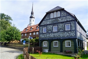 Haus vor einer Kirche