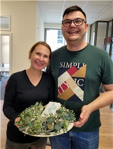 Foto von Mann und Frau mit einem Blumenkranz
