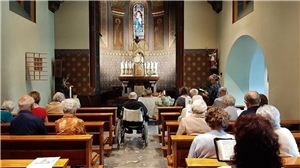 Senioren in einer Kapelle
