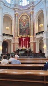 Innenraum einer Kirche mit dem Altar