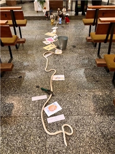 langes Seil auf dem Boden einer Kirche