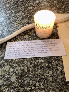 Kerze mit Text "Schön, dass es dich gibt"