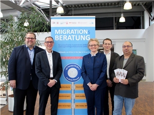 Neustart der Migrationsberatung im Bürgerbüro Offenbach: Gruppenfoto mit Bürgermeister und Sozialdezernentin