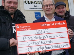 Günter Sandfort (Mitte) überreicht die Weihnachtsspende von 500 Euro an die ELROND-Mitarbeiter Marco Schmied (links) und Peter Münch.