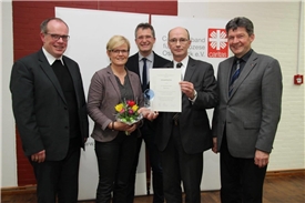 Annette Niederwestberg und Alfons Schulze Osthoff (2.v.re) nahmen den 3.Preis für das St.Franziskus-Haus Bad Iburg in Empfang.