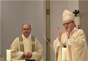 Im Rahmen eines Festgottesdienstes wurde Diakon Antonius Otten (lks) von Bischof Dr. Franz-Josef Bode zum neuen Vorsitzenden des Caritasrates ernannt.