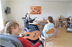 Haus Vosseberg Instrumente Bewohner musizieren mit Gitarre und einem speziellen Schlagzeug