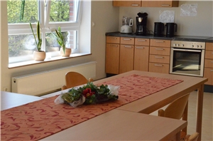 Haus Vosseberg Küche Moderne Küche mit Tischdekoration