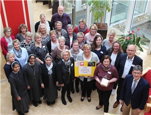 Caritasdirektor Franz Loth (r.) und Caritas-St. Antonius-Pflege GmbH Geschäftsführer Ralf Chojetzki (2. v.r.) bedanken sich bei den Pflegekräften in Bad Laer für ihren Einsatz.