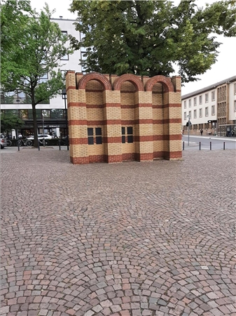 Gedenkstätte mit Vincenzkrankenhaus im Hintergrund, wo früher die Paderborner Synagoge stand. 