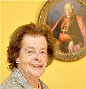 Elisabeth Freifrau von Lüninck (1932 -2019) vor dem Porträt ihres Großonkels, Clemens August Kardinal Graf von Galen. Den selig gesprochenen „Löwen von Münster“ hatte sie als Kind noch persönlich erleben dürfen. 