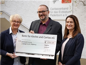 Christoph Menz (Mitte) überreichte den Erlös der Marmeladen-Aktion an Sabine Lohmann, Vorsitzende der Arbeitsgemeinschaft für Müttergenesung im Erzbistum Paderborn, und Geschäftsführerin Verena Ising-Volmer.
