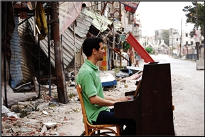 Ein einsamer Pianist inmitten der Trümmerlandschaft des Krieges: Das Foto von Aeham Ahmad wurde 2014 weltweit als Zeichen der Hoffnung gegen die Sinnlosigkeit des Krieges verstanden.