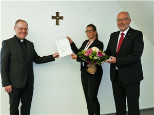 Gratulation zur Ernennung: Domkapitular Dr. Thomas Witt (Vorsitzender des Diözesan-Caritasrates), Diözesan-Caritasdirektorin Esther van Bebber und Diözesan-Caritasdirektor Josef Lüttig (Vorstandsvorsitzender). 