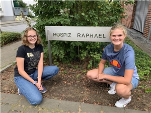 Fiona Juchem und Luisa Westermann engagieren sich gemeinsam mit anderen jungen Menschen im Hospiz Raphael, wo Menschen am Ende ihres Lebens begleitet werden. 
