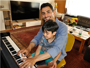 Gibt beim Ehrenamtstag für Engagierte in der katholischen Flüchtlingshilfe ein Konzert: der in Warburg lebende syrische Pianist Aeham Ahmad (im Bild mit seinem zweiten Sohn Kinan). 