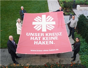 Mit der Aktion „Unser Kreuz hat keine Haken“ lädt der Diözesan-Caritasverband Paderborn dazu ein, öffentlich Flagge zu zeigen gegen Ideologien und Vorstellungen, die zu Ablehnung, Ausgrenzung und Hass