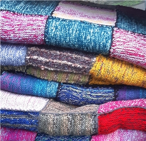 Aus Wollresten und aufgeribbelten alten Strickwaren entstehen Decken für Bedürftige. 