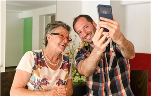 Benjamin Wurm zeigt Brigitta Timmer in der Smartphone-Sprechstunde der youngcaritas Dortmund, wie man ein Selfie richtig macht. 