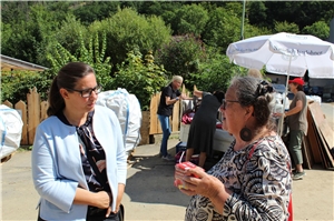 Diözesan-Caritasdirektorin Esther van Bebber (links) informierte sich bei Doratea Erkeling und anderen Ehrenamtlichen der Caritas-Konferenz Hohenlimburg darüber, wie die Soforthilfen verteilt werden. 