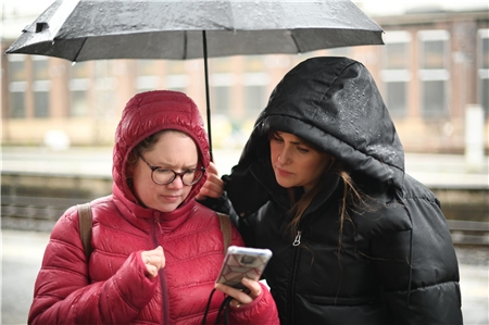 Junge Menschen setzten sich bei einem alternativen Stadtrundgang mit Smartphone mit der Lebenssituation von Obdachlosen auseinander. Im Bild Ann-Christin Knaup von youngcaritas Paderborn und Chiara Löhr von youngcaritas Siegen.