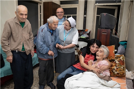 Schwester Annie (Mitte) unterstützt mit ihren Helferinnen und Helfern Arme, Alte und Kranke in Aleppo und Damaskus.