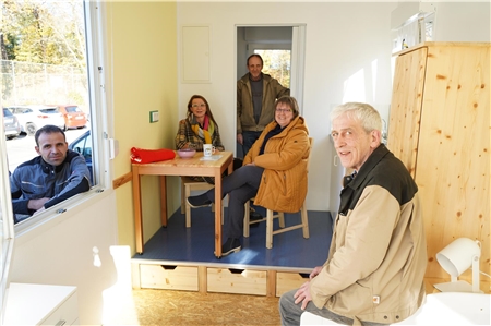 Ein Blick ins Innere des Tiny Houses: Reinhild Steffens-Schulte (SkF/SKM) und Annette Lödige-Wennemaring (Diözesangeschäftsführerin IN VIA) sitzen schon mal Probe. 