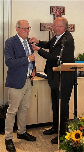 Diözesan-Caritasdirektor Josef Lüttig (links) zeichnete Otto Fehr für sein Engagement mit dem Caritas-Ehrenzeichen in Gold aus.