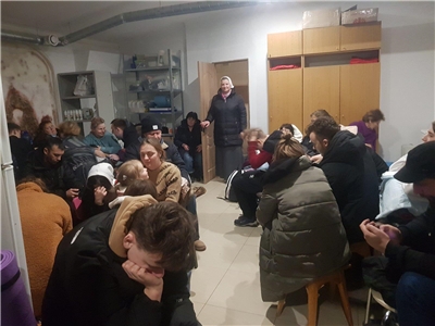 Kiew: Im Keller des Sozialzentrums von Caritas Spes in Kiew finden Menschen Schutz vor den russischen Bombardements.