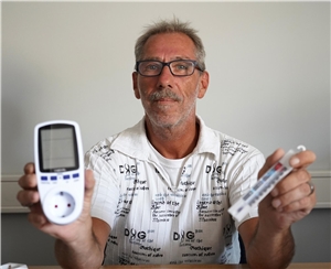 Michael Bender berät geringverdienende Haushalte, wie sie Energie sparen können. Dafür bringt er auch einfache Hilfsmittel wie Zeitschaltuhren oder Kühlschrank-Thermometer mit. 