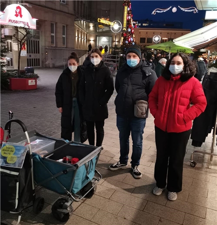 Engagierte beim youngcaritas-Projekt „Warm durch die Nacht“ in Dortmund verteilen an Wohnungslose die von Freiwilligen gestrickten warmen Decken, Mützen, Schals und Socken.