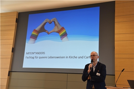 Jens Ehebrecht-Zumsande moderierte den ersten Fachtag für queere Lebensweisen in Kirche und Caritas unter dem Titel „Mitein*anders“, zu dem sich über 100 Teilnehmende im Bildungs- und Tagungshaus Liborianum in Paderborn trafen. 