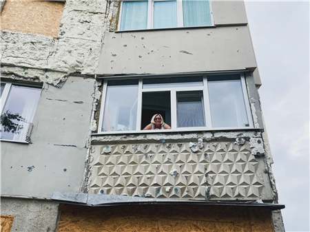 Vielerorts sind Häuser wie dieses in Pivnichna Saltivka durch den Krieg beschädigt. Die ukrainische Caritas-Spes hilft mit Unterstützung des Diözesan-Caritasverbandes Paderborn beim Reparieren und Renovieren. 