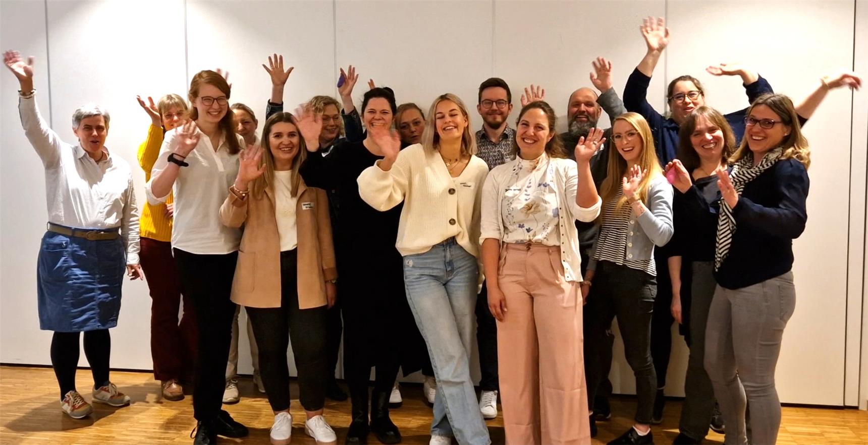 Bei einem Treffen der Elsbeth-Rickers-Stipendiatinnen und Stipendiaten zogen Eva Maria Müller (rechts) und Leonie Jedicke (links) vom Caritasverband für das Erzbistum Paderborn ein positives Zwischenfazit der Pflegepädagogik-Förderung.