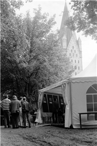 Bescheidener Beginn: 1993 fand der Caritas-Treff in einem Rundzelt auf dem noch unbefestigten Parkplatz vor dem Johannes-Hatzfeld-Haus statt. Der Zugang zum Gelände war nur durch ein kleines Seitentor möglich.    