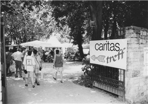 Den Caritas-Treff gab es zwar schon 1993, doch erst im Folgejahr setzte der Besucherstrom ein – dank des freigegebenen Zugangs durch das Hoftor am Kleinen Domplatz. 