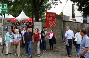 Libori im Caritas-Treff: Inzwischen lockt der Hatzfeld-Garten am Kleinen Domplatz jedes Jahr rund 80.000 Besucher an. 2017 erhielt der Eingang ein neues Design.